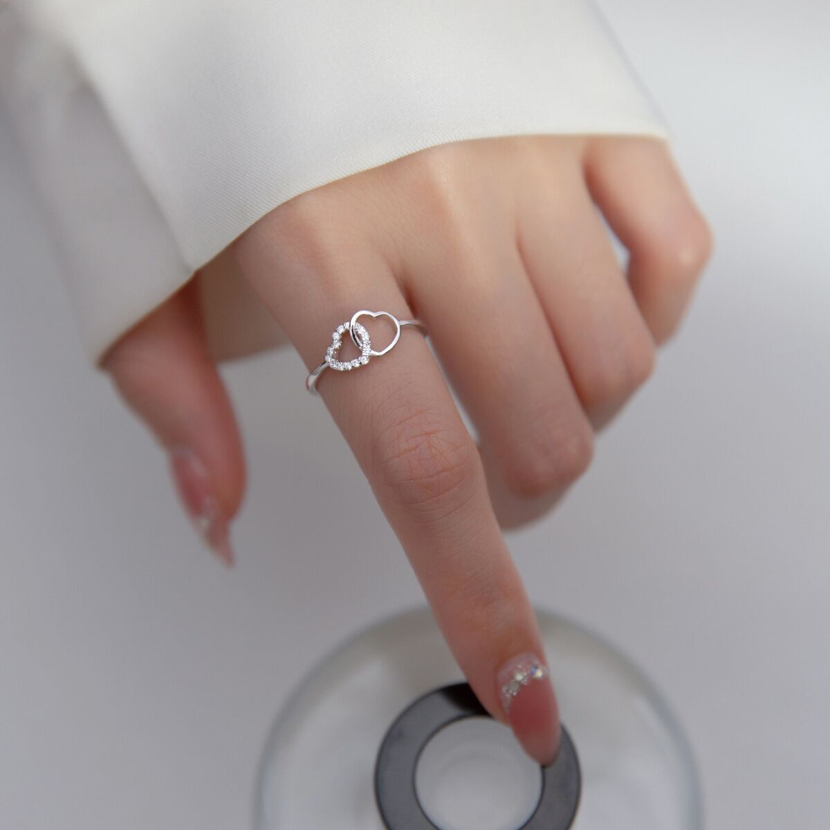 Zilveren ring met 2 hartjes met diamantjes