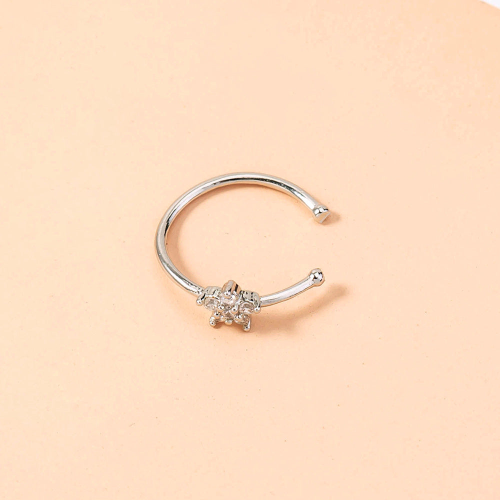 Smalle stralende ring met ster vol diamantjes