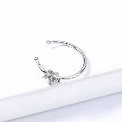 Smalle stralende ring met ster vol diamantjes