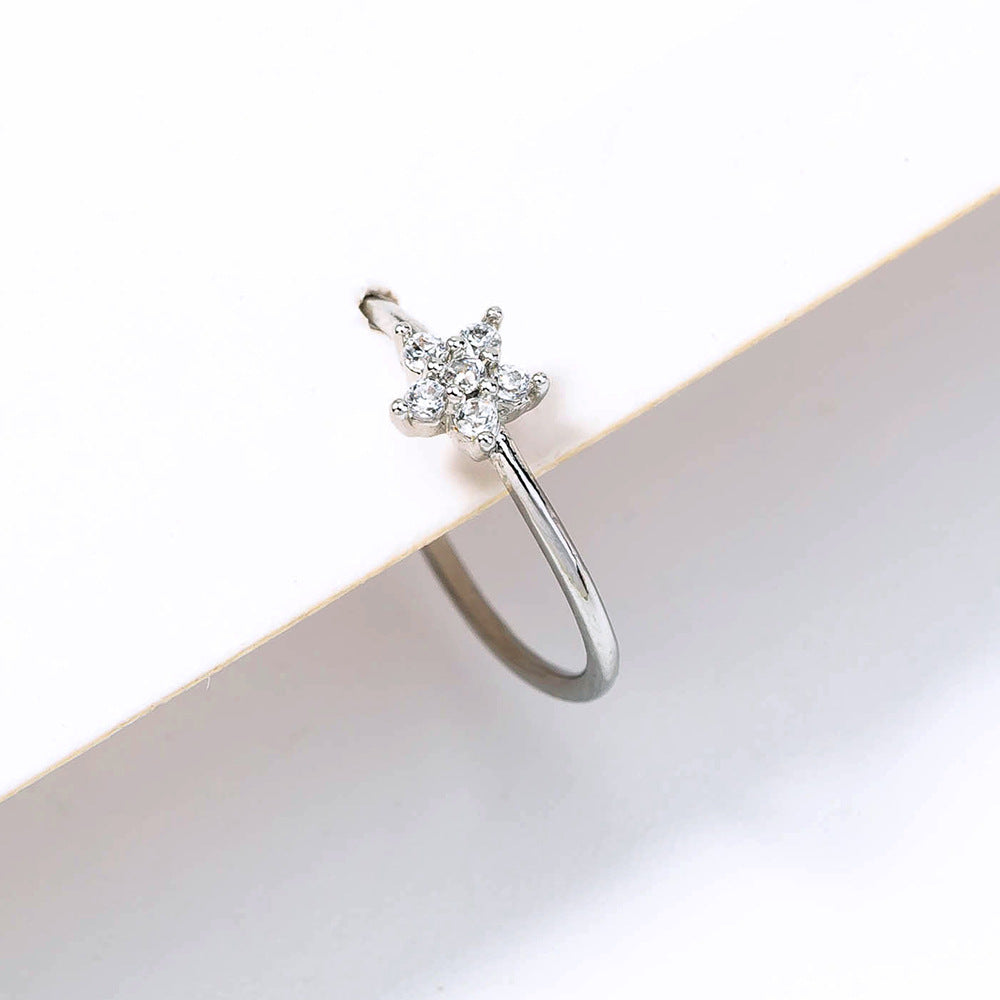 Smalle stralende ring met ster vol diamantjes